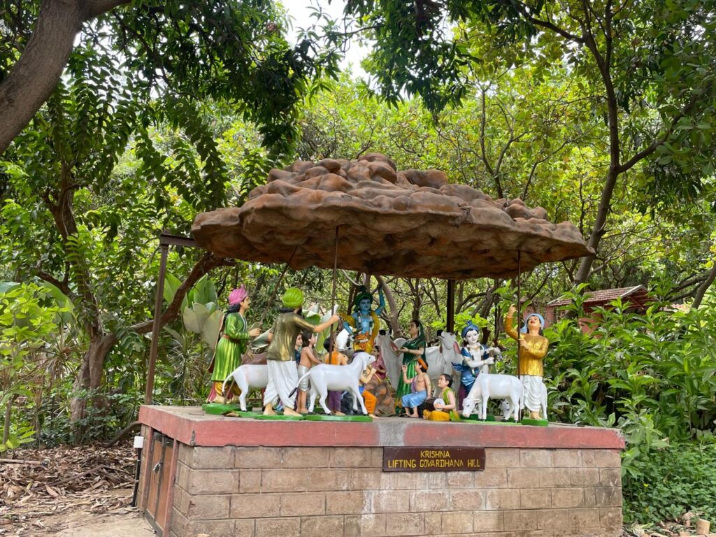 Krishna lifting Govardhan Hill, Palghar_SKP