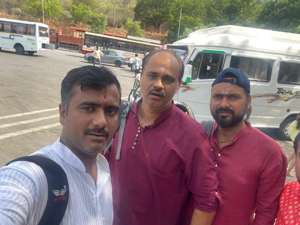 Nitesh, Umesh & Vikas at Tirumala Bus Stand_SKP
