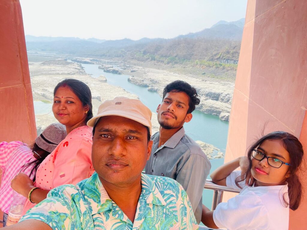 Aastha, Pinki, Amit, Sunil Prajapati & Kavya at Statue of Unity_SKP