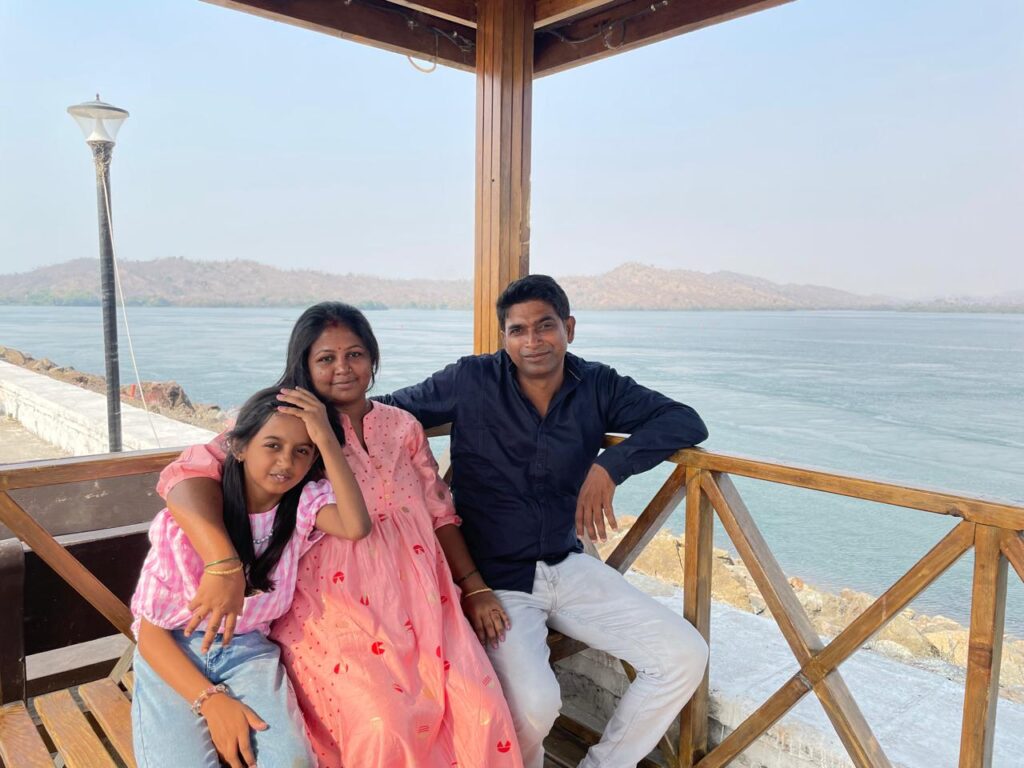 Aastha, Pinki & Rohit at Narmada Dam_SKP