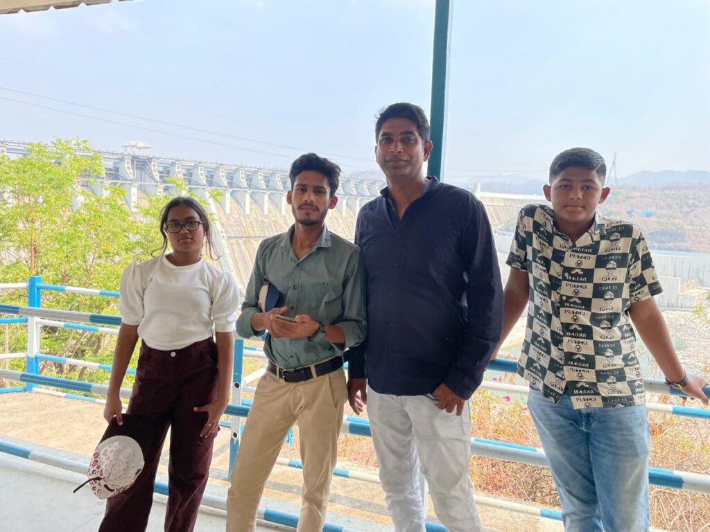Kavya, Amit, Rohit & Aarush at Narmada Dam_SKP