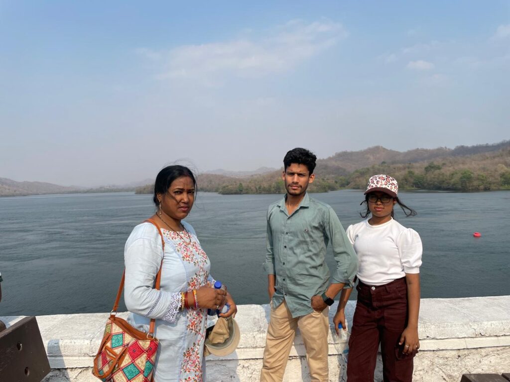 Suman, Amit & Kavya at Ekta Nagar_SKP