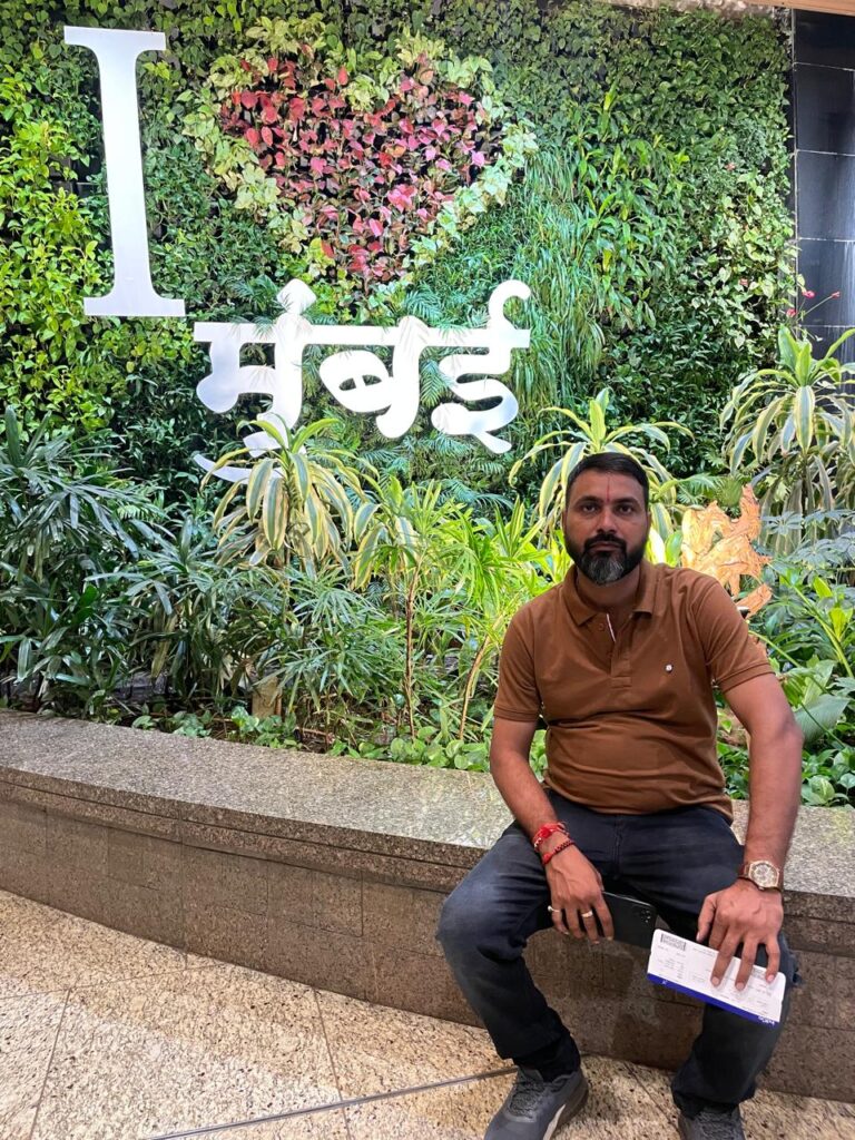 Vikas T at Mumbai Airport_SKP